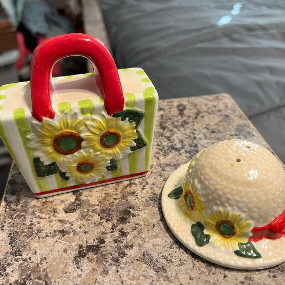 Sunflower Design Salt & Pepper Shakers Handbag and Hat Set